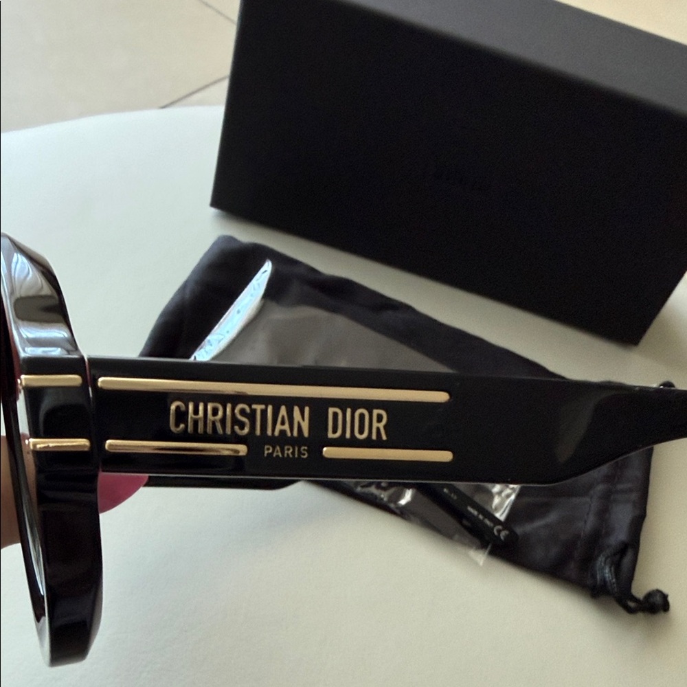 Dior DiorSignature R1U oversized round sunglasses in black acetate/black lenses - Picture 2 of 6
